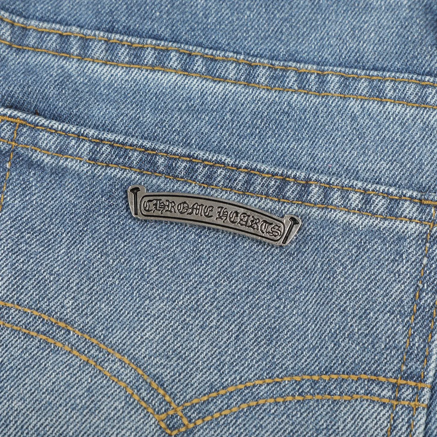P230 Chrome Hearts CH/Chrome Hearts Classic Blue Pants Black Cross Patched Leather Jeans. Original purchased and patterned. Really restores the ultimate texture of Vintage. Special Italian cowhide print and then cut. Customized sheepskin three-layer thick line leather. The whole body is spliced in heavy water washing process. Craftsmen hand-splashed ink. You can see the details. Three-dimensional cutting version. Loose and comfortable. Not picky on the figure. Makes taller and slimmer. Factory Seiko. Original quality control. Same style for men and women. Can be matched with couples. Versatile recommendation. Essential jeans for all seasons Color: blue Size: 28-36 (S-XXL)
